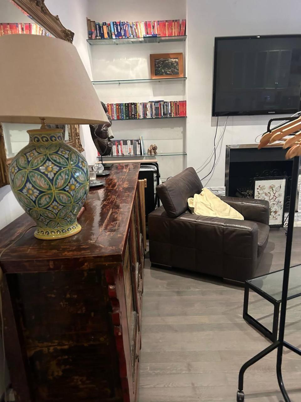 Large Flat In Kensington Apartment *