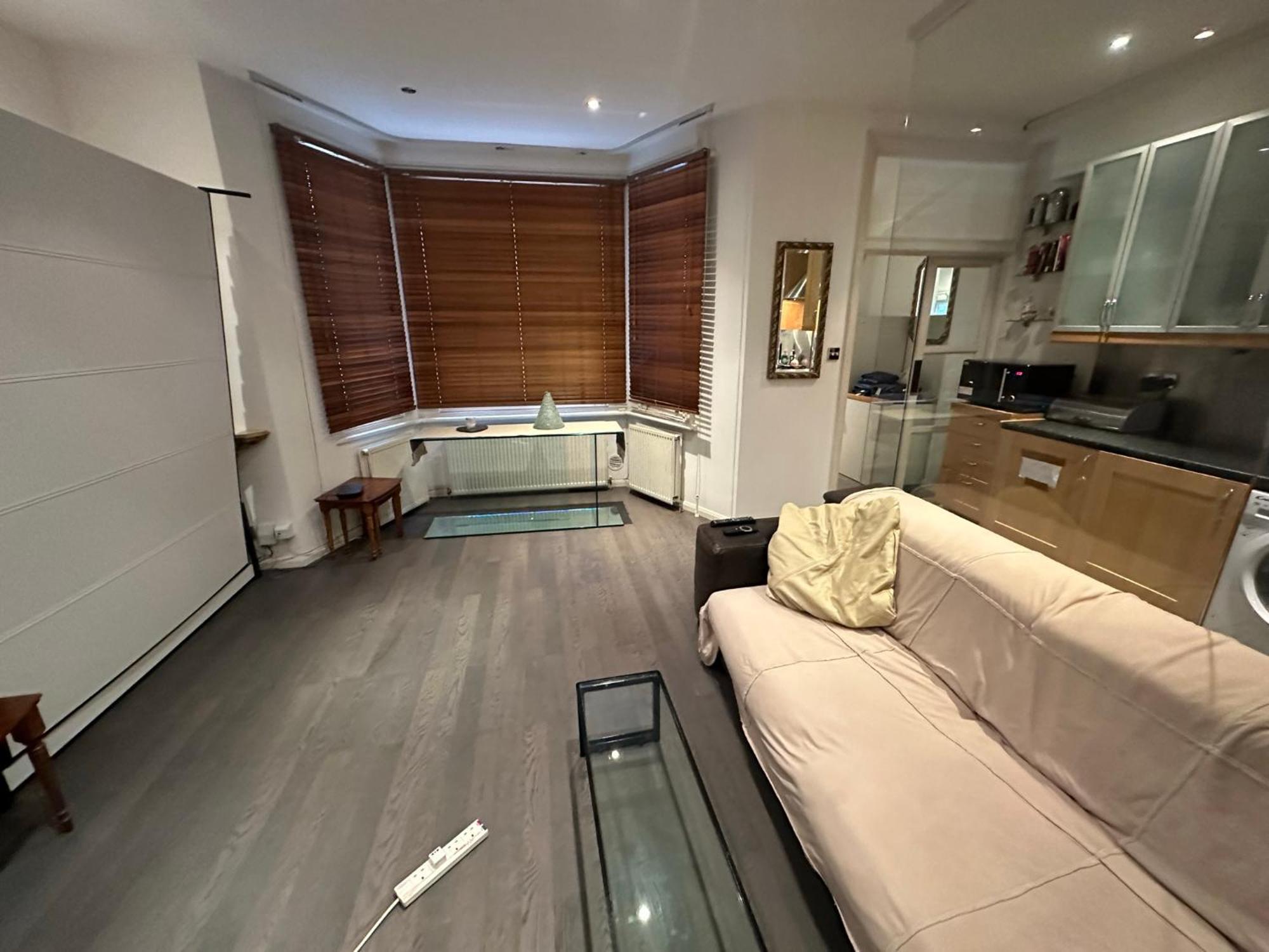 Large Flat In Kensington Apartment
